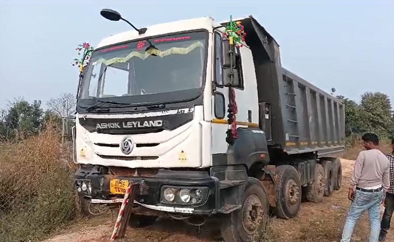 मप्र के सीधी में हादसे के बाद डंपर मप्र के सीधी में हादसे के बाद डंपर