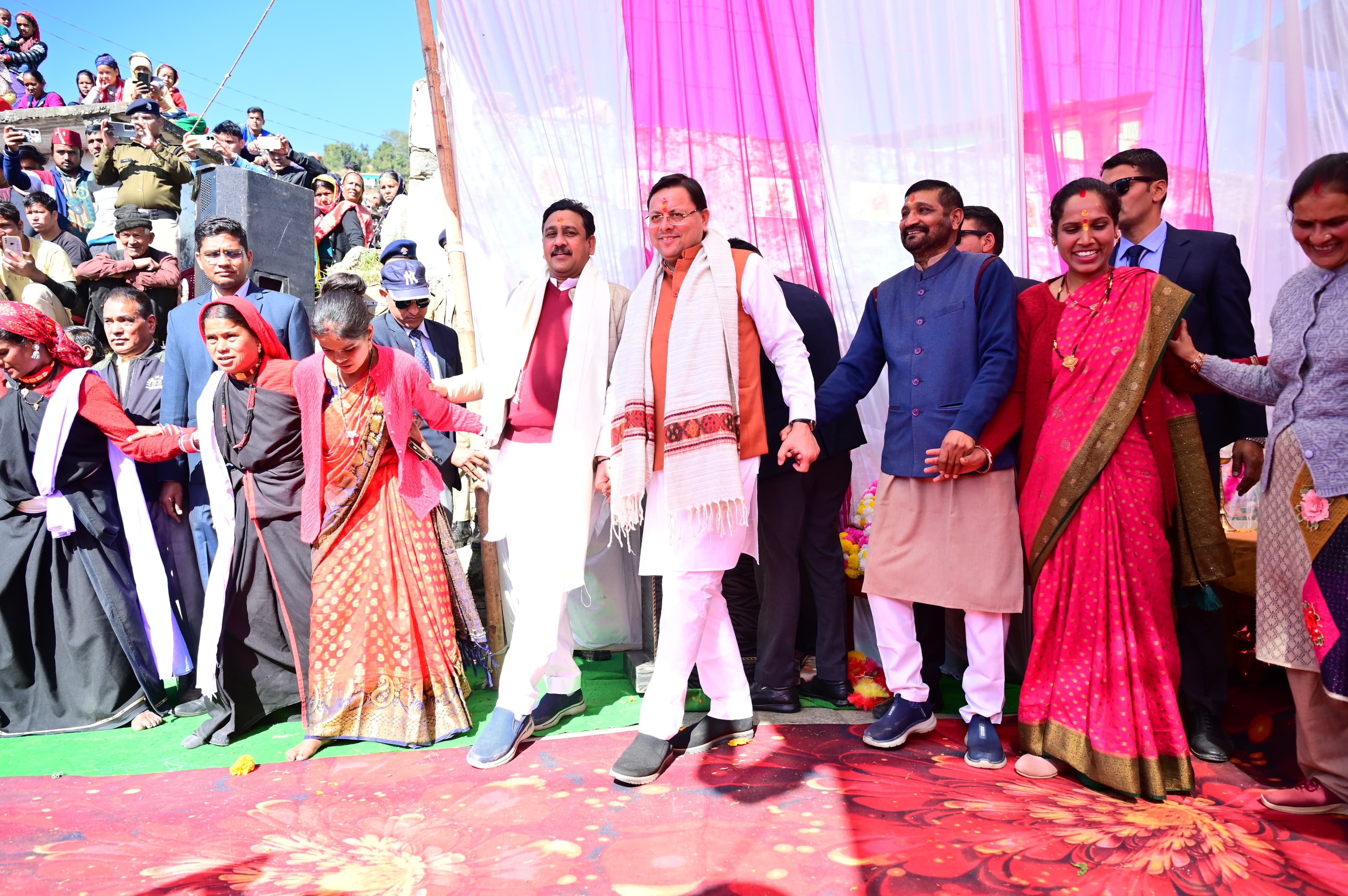 स्थानीय महिलाओं के साथ मुख्यमंत्री झुमैलो नृत्य करते। स्थानीय महिलाओं के साथ मुख्यमंत्री झुमैलो नृत्य करते।