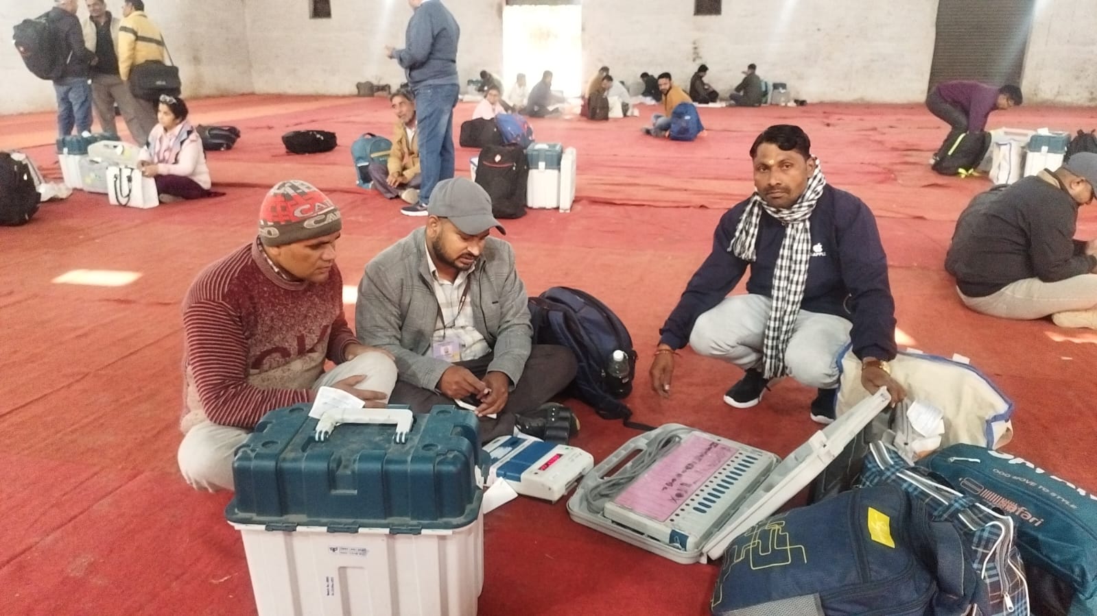 कुंदरकी विधानसभा उप निर्वाचन के लिए मंडी समिति में ईवीएम मशीन चुनाव सामग्री चेक करते मतदान कर्मी। कुंदरकी विधानसभा उप निर्वाचन के लिए मंडी समिति में ईवीएम मशीन चुनाव सामग्री चेक करते मतदान कर्मी।