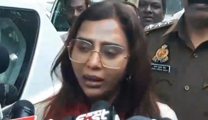 जांच के बाद पत्रकारों को ब्रीफ करती किंजल सिंह जांच के बाद पत्रकारों को ब्रीफ करती किंजल सिंह
