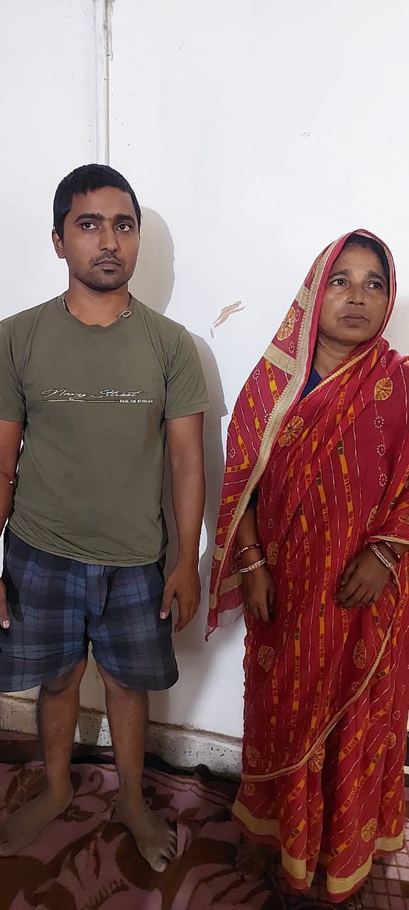 अररिया फोटो:गिरफ्तार आरोपी मां और बेटा अररिया फोटो:गिरफ्तार आरोपी मां और बेटा