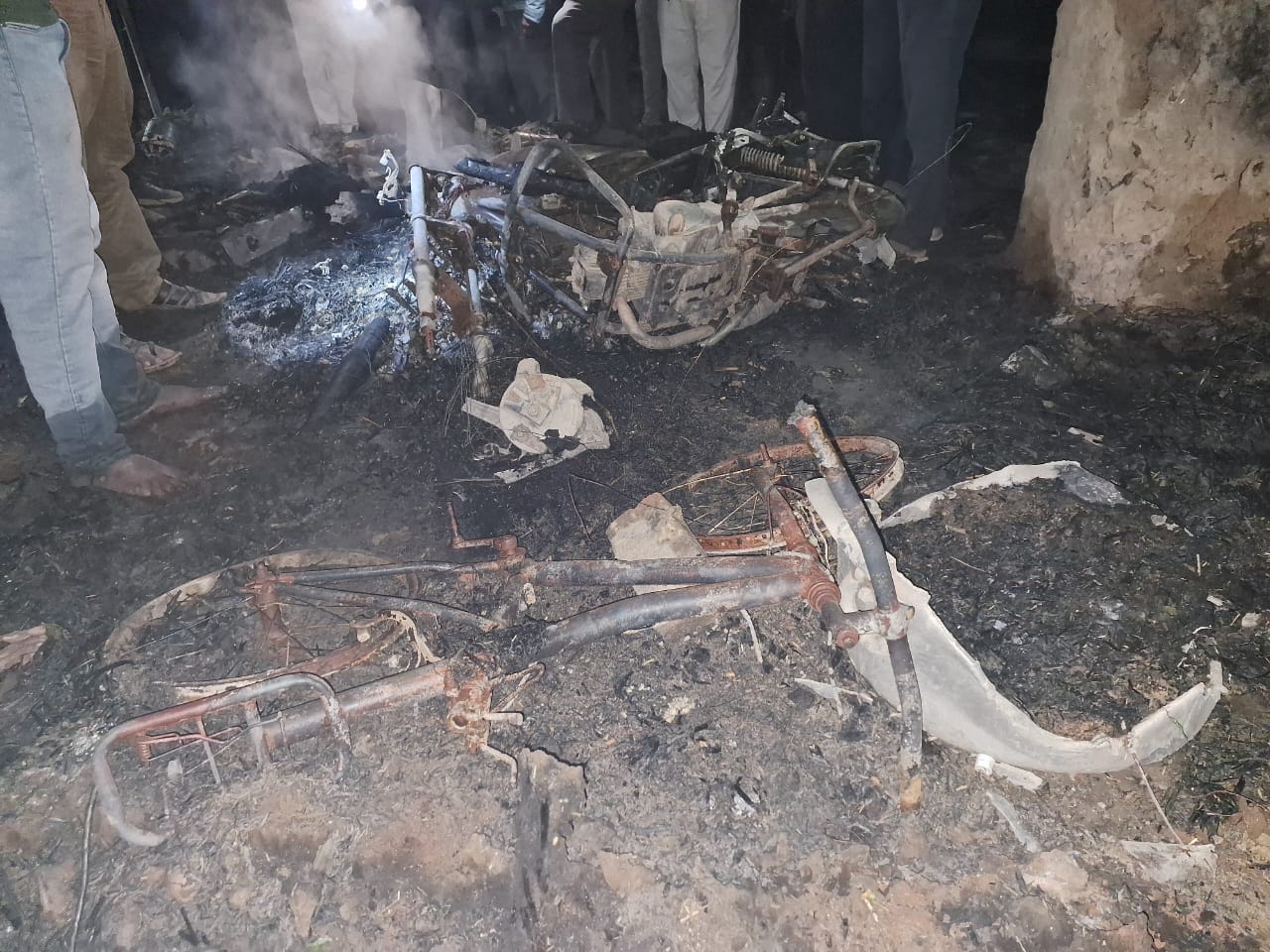 रिहायशी छप्पर में लगी आग,गर्म होकर फटा सिलेंडर बाप बेटी झुलसे रिहायशी छप्पर में लगी आग,गर्म होकर फटा सिलेंडर बाप बेटी झुलसे