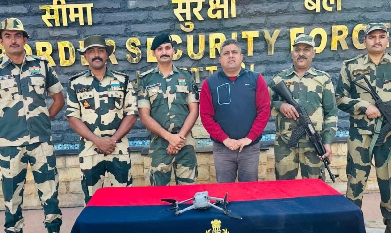 बीएसएफ के अधिकारी पकड़े गए ड्रोन व हेरोइन के साथ बीएसएफ के अधिकारी पकड़े गए ड्रोन व हेरोइन के साथ