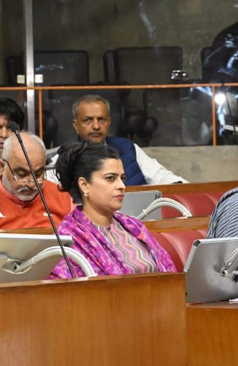 हरियाणा की महिला एवं बाल विकास मंत्री श्रुति चाैधरी विधानसभा सत्र में भाग लेते हुए हरियाणा की महिला एवं बाल विकास मंत्री श्रुति चाैधरी विधानसभा सत्र में भाग लेते हुए