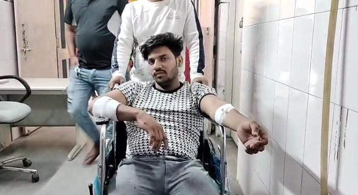 कबूतर बाजी में दो पक्षों में मारपीट के बाद घायल जिला अस्पताल में इलाज कराते हुए। कबूतर बाजी में दो पक्षों में मारपीट के बाद घायल जिला अस्पताल में इलाज कराते हुए।