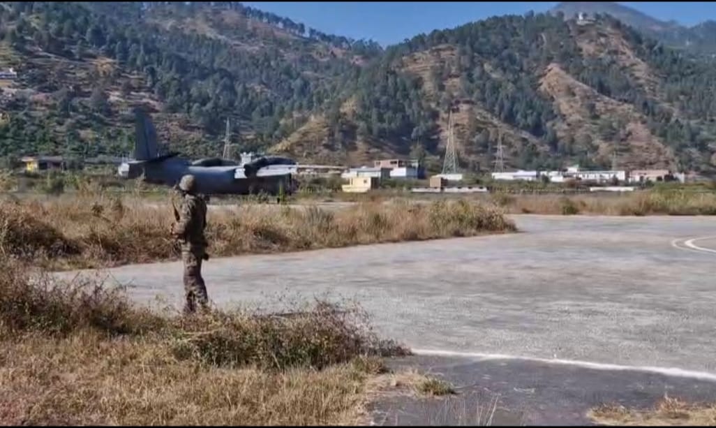 सेना के ए एन 32 विमान ने चिन्यालीसौड़ हवाई अड्डे पर लैंडिंग और टेकऑफ किया। सेना के ए एन 32 विमान ने चिन्यालीसौड़ हवाई अड्डे पर लैंडिंग और टेकऑफ किया।