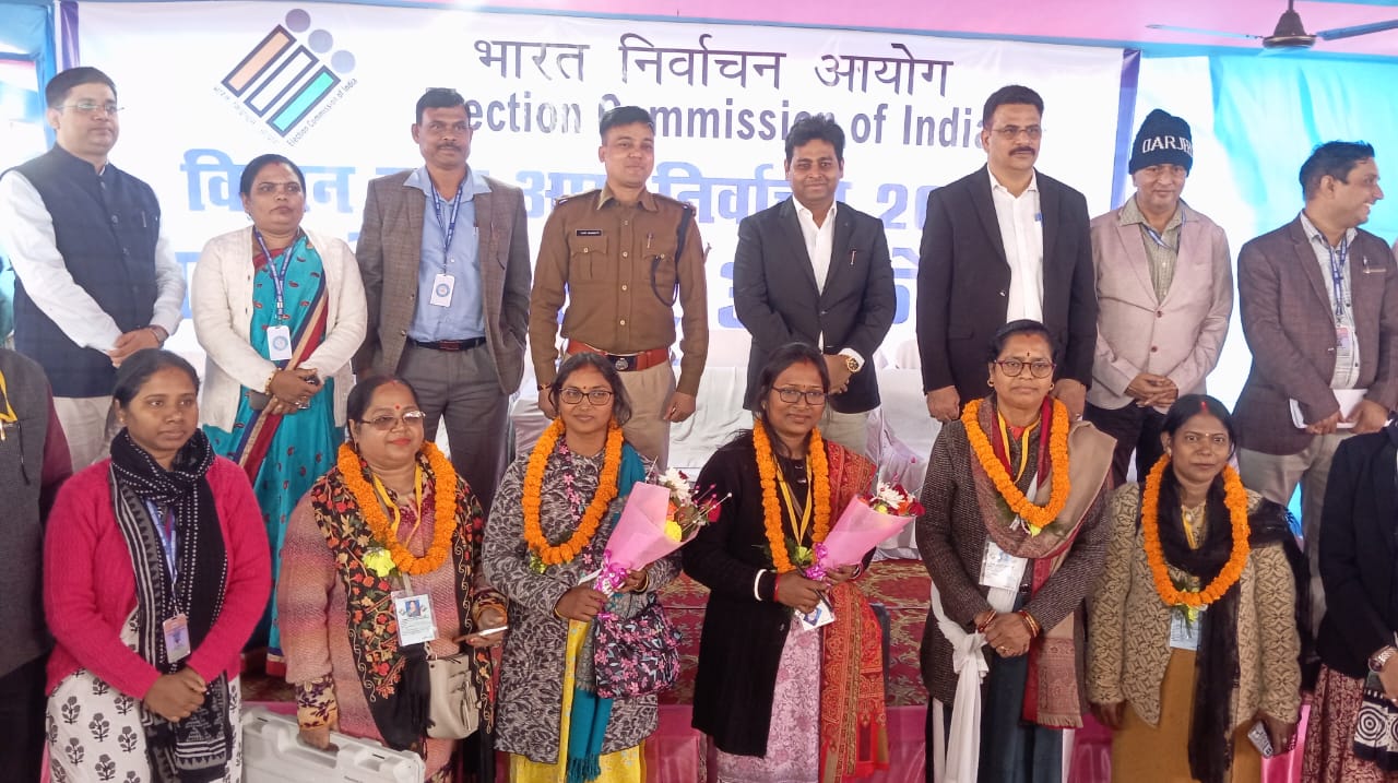 मतदान कर्मियों का फूलों से हुआ स्वागत मतदान कर्मियों का फूलों से हुआ स्वागत