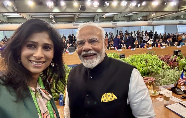 फोटो आईएमएफ की उप प्रबंध निदेशक गीता गोपीनाथ के एक्स हैंडल से। गीता ने प्रधानमंत्री मोदी के साथ ली गई सेल्फी साझा की है। फोटो आईएमएफ की उप प्रबंध निदेशक गीता गोपीनाथ के एक्स हैंडल से। गीता ने प्रधानमंत्री मोदी के साथ ली गई सेल्फी साझा की है।