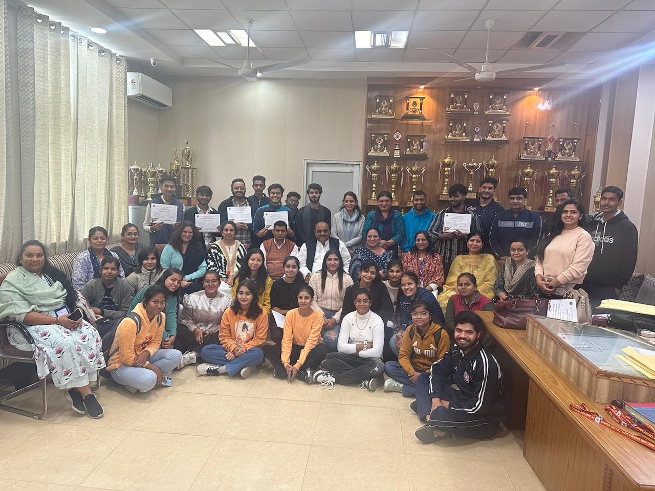 फोटो कैप्शन 19आरटीके1 : यूथ फेस्टिवल में पुरस्कार जीतने वाले विद्यार्थियों को सम्मानित करते जाट शिक्षण संस्थान के प्रधान ------------ फोटो कैप्शन 19आरटीके1 : यूथ फेस्टिवल में पुरस्कार जीतने वाले विद्यार्थियों को सम्मानित करते जाट शिक्षण संस्थान के प्रधान ------------