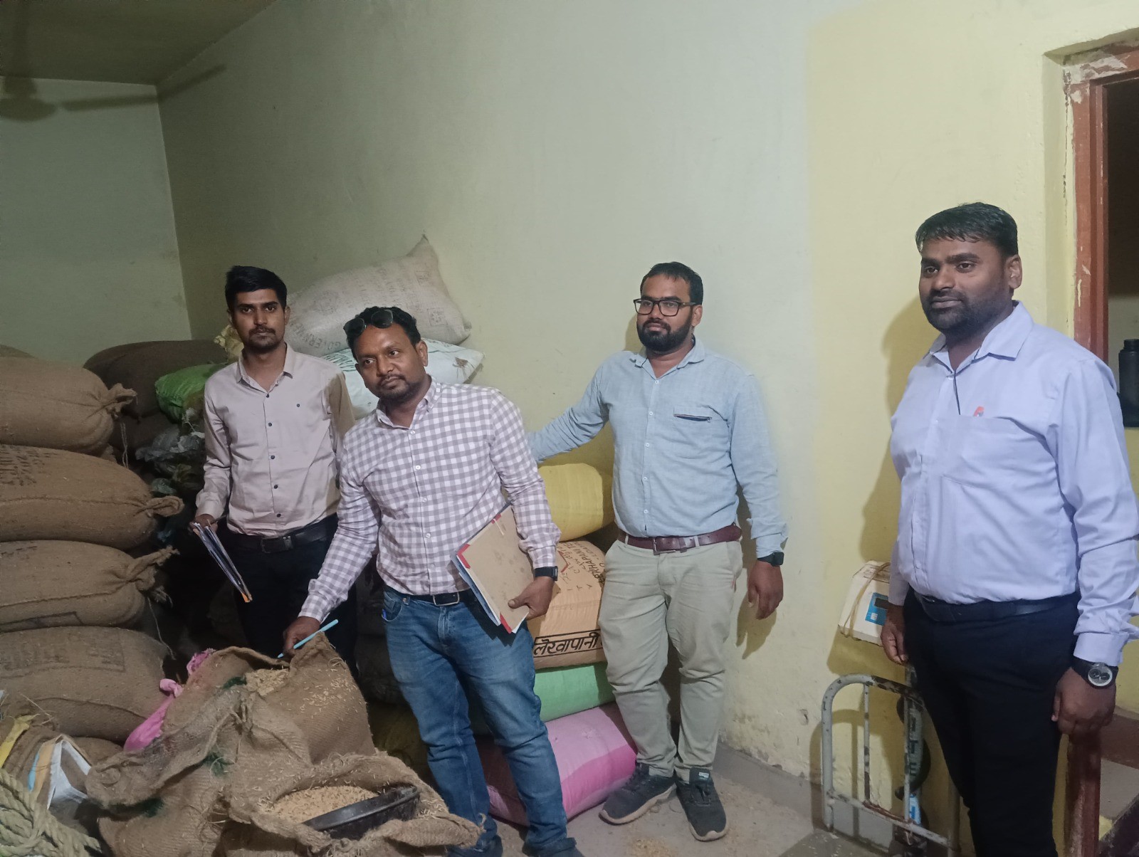 जांच कर अवैध धान पर कार्रवाई करते हुए खाद्य विभाग के अधिकारी। जांच कर अवैध धान पर कार्रवाई करते हुए खाद्य विभाग के अधिकारी।