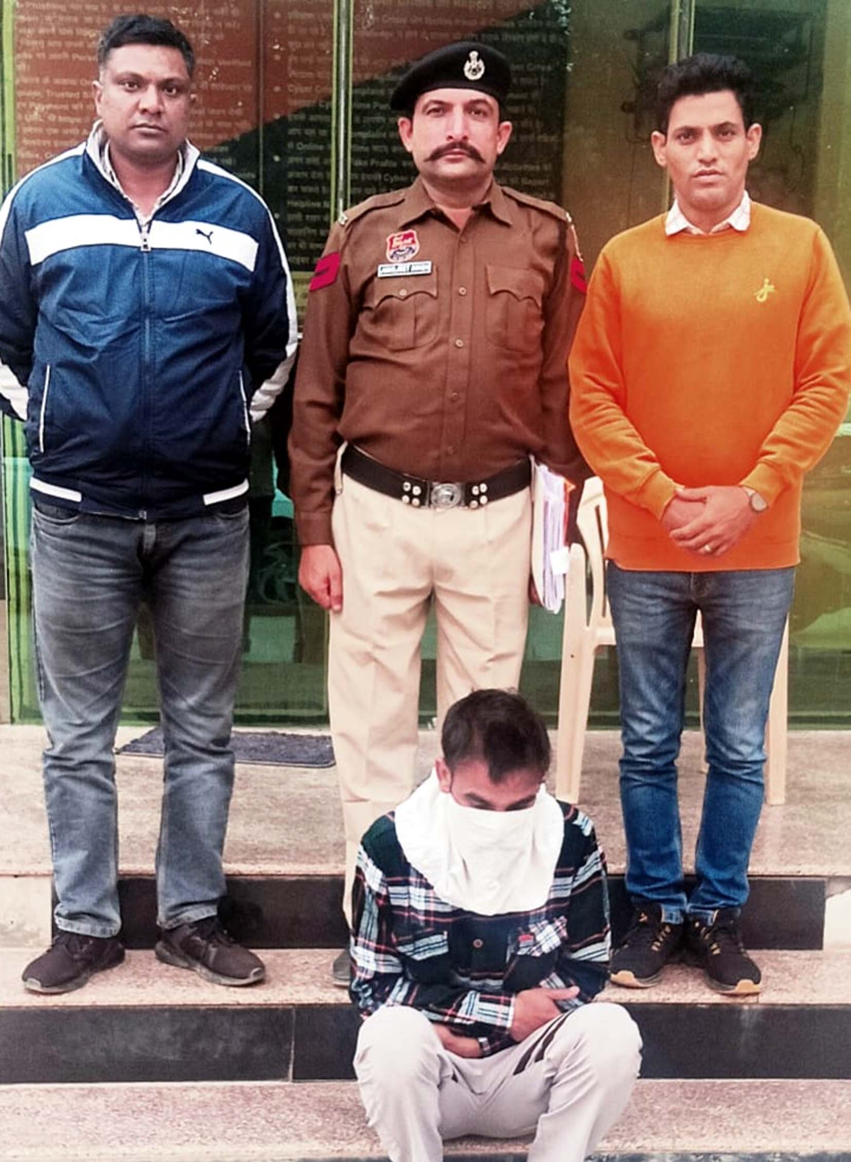 प्रोडक्शन वारंट पर लिया गया आरोपी पुलिस गिरफ्त में। प्रोडक्शन वारंट पर लिया गया आरोपी पुलिस गिरफ्त में।