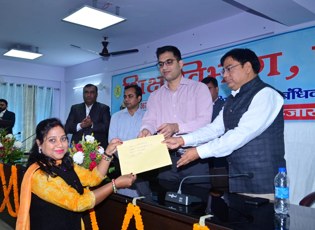 नियुक्ति पत्र सौपते डीएम नियुक्ति पत्र सौपते डीएम