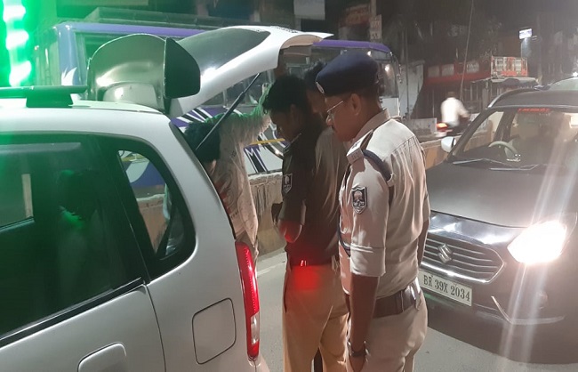 राज्य के सभी जिलों में वाहन चेकिंग के दौरान पुलिस पदाधिकारीगण राज्य के सभी जिलों में वाहन चेकिंग के दौरान पुलिस पदाधिकारीगण