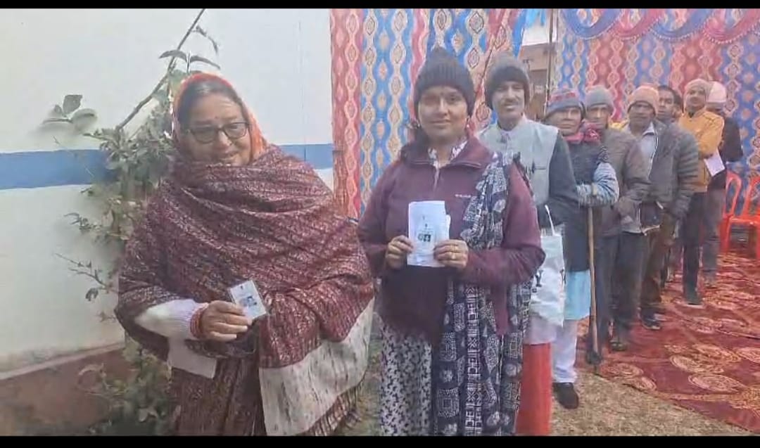 केदारनाथ विधानसभा उपचुनाव के लिए लाइन में लगे मतदाता। केदारनाथ विधानसभा उपचुनाव के लिए लाइन में लगे मतदाता।