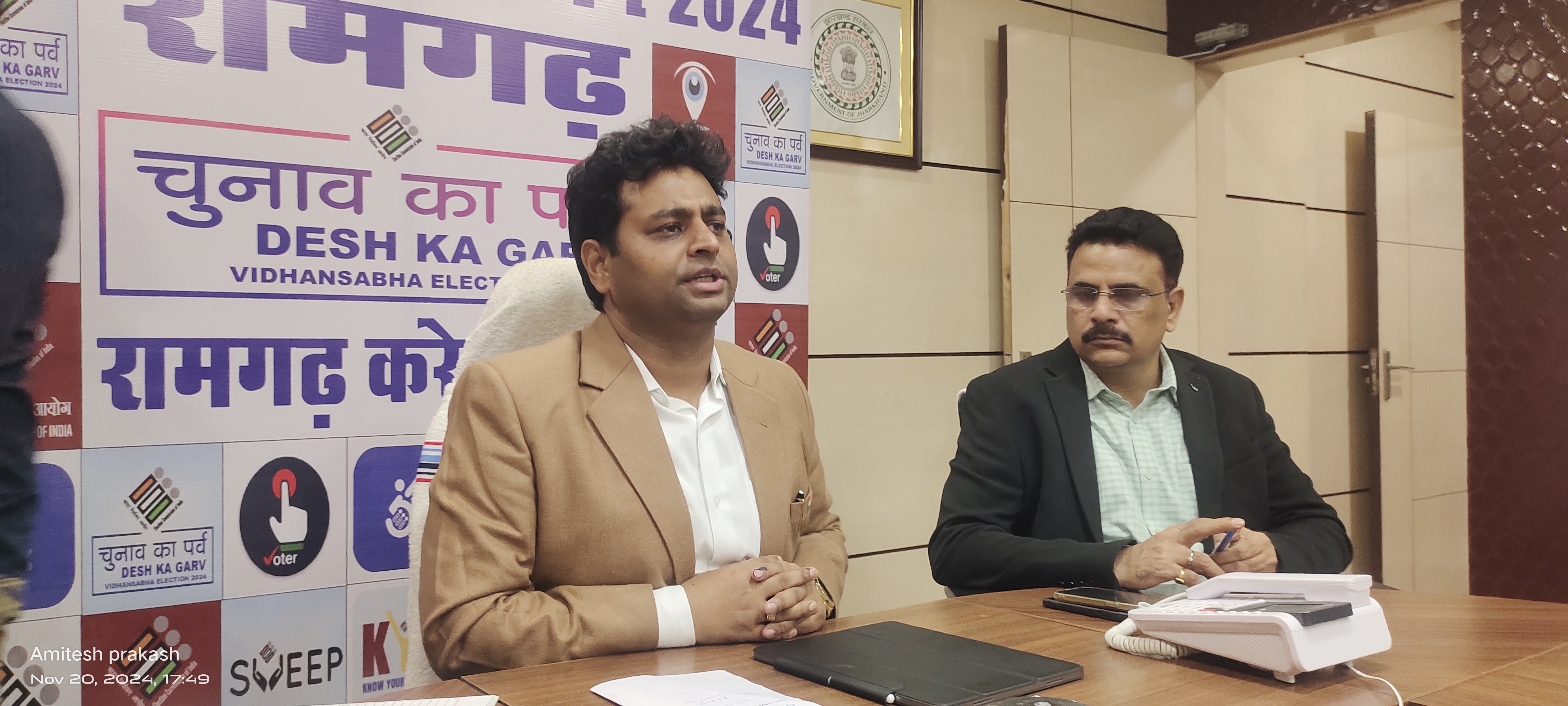 प्रेस कॉन्फ्रेंस करते डीसी प्रेस कॉन्फ्रेंस करते डीसी