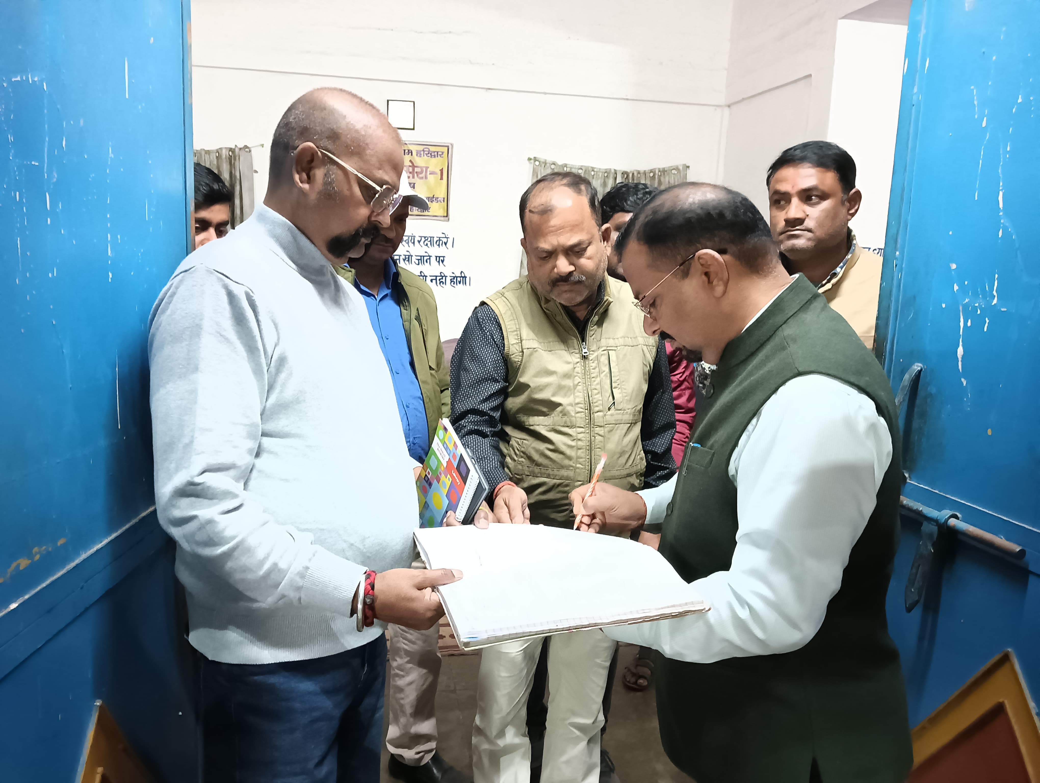 रैन बसेरे का निरीक्षण करते जिलाधिकारी रैन बसेरे का निरीक्षण करते जिलाधिकारी