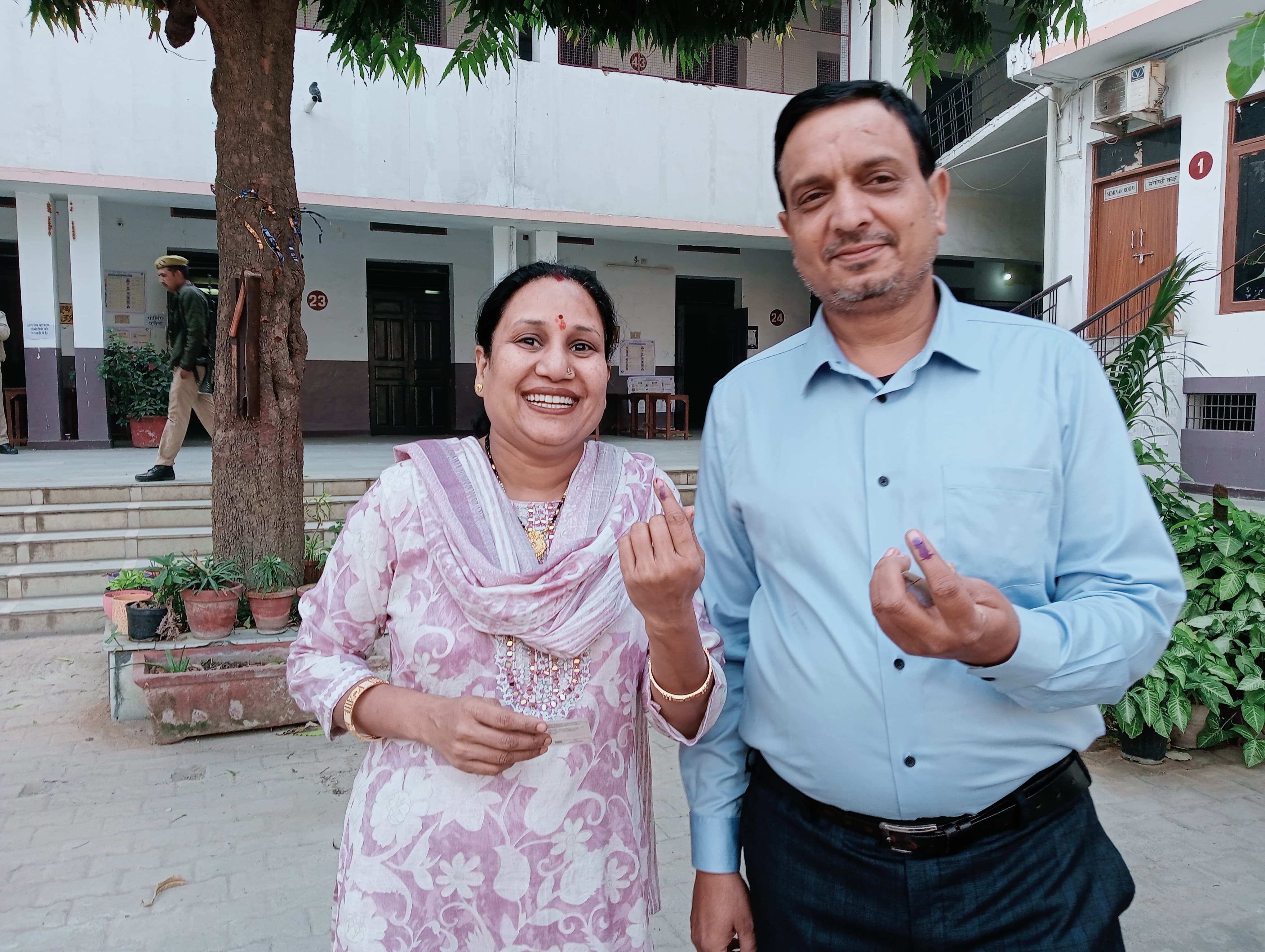 वोट डालकर बाहर आते एक दम्पति