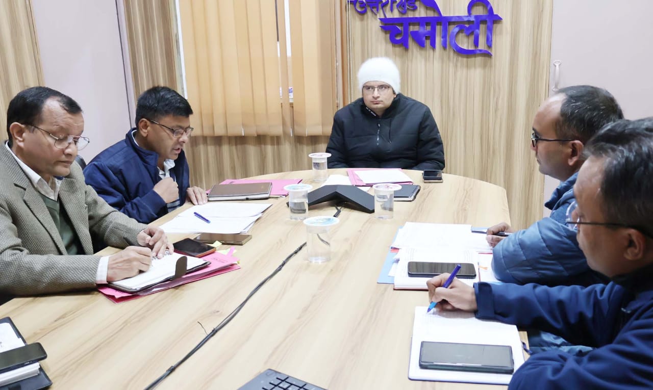 गोपेश्वर में विश्व शौचालय दिवस कार्यक्रम की बैठक लेते हुए डीएम। गोपेश्वर में विश्व शौचालय दिवस कार्यक्रम की बैठक लेते हुए डीएम।