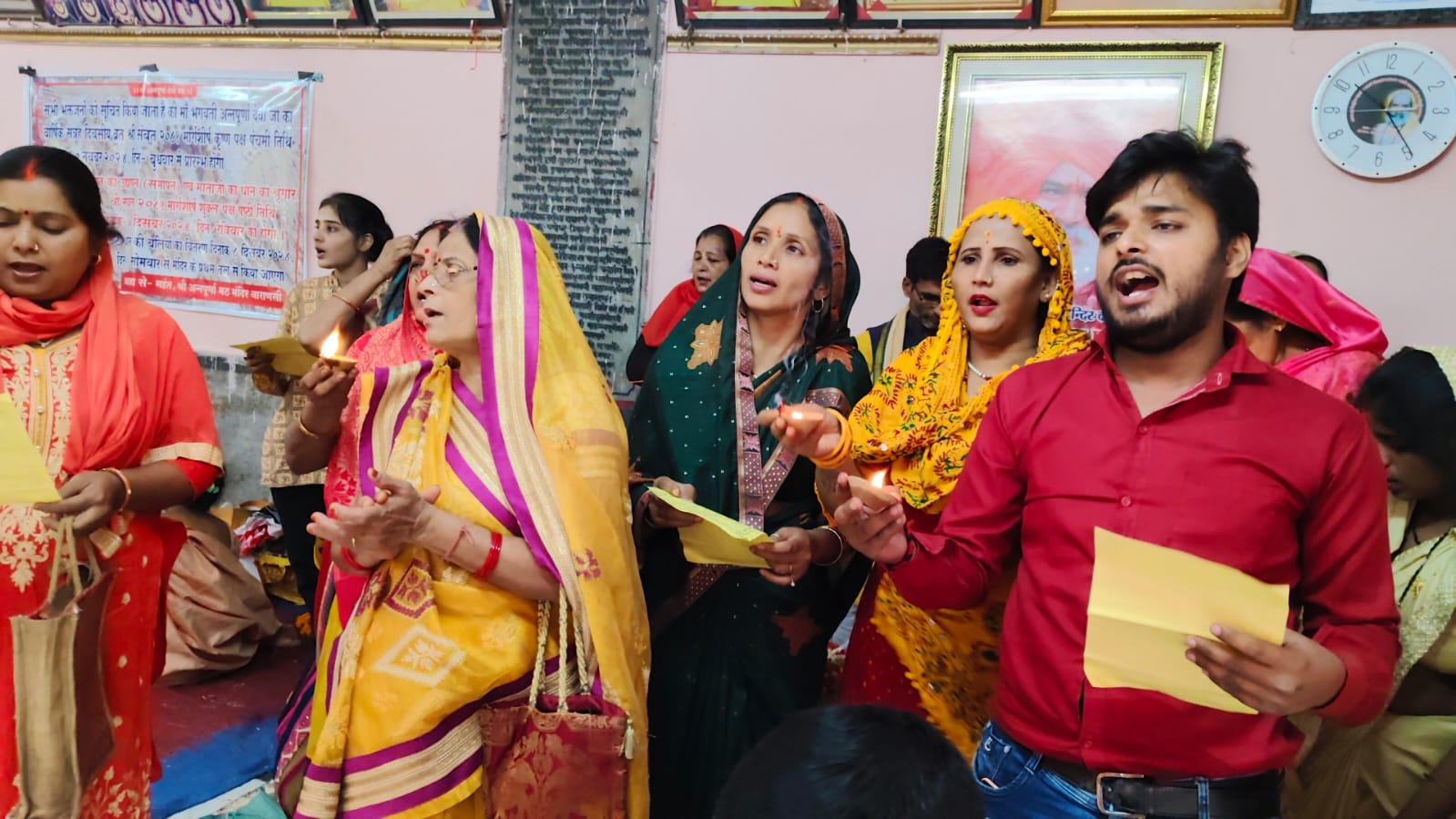 मां अन्नपूणा के दरबार में श्रद्धालुओं को धागा देते महंत: फोटो बच्चा गुप्ता मां अन्नपूणा के दरबार में श्रद्धालुओं को धागा देते महंत: फोटो बच्चा गुप्ता