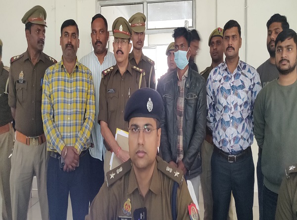 किशोरी की हत्या का खुलासा करते हुए पुलिस अधिकारी किशोरी की हत्या का खुलासा करते हुए पुलिस अधिकारी