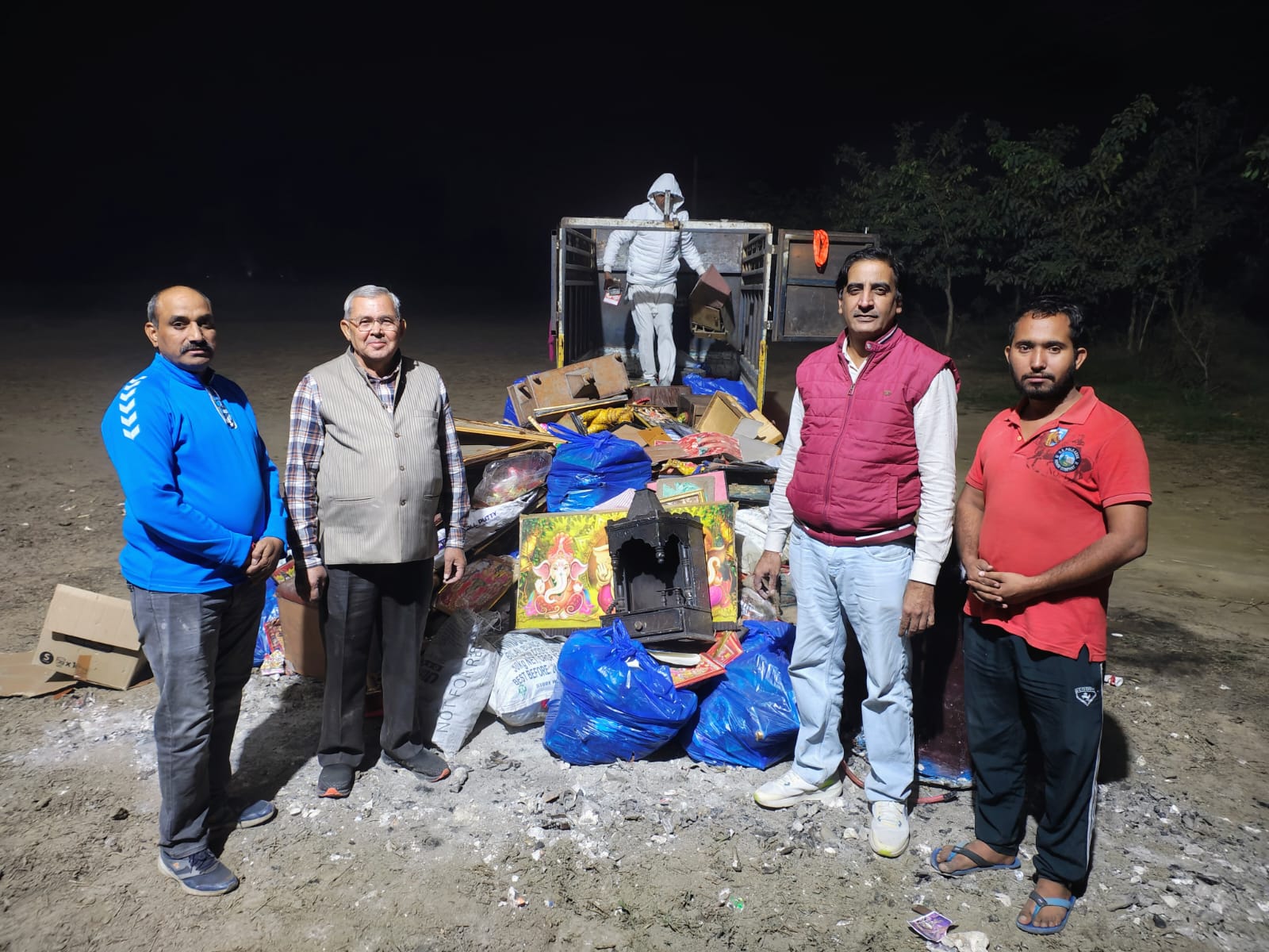 फोटो कैप्शन 20आरटीके1 : नहरों से खंडित मूर्तियों, तस्वीरों, प्रतिमाओं को एकत्रित करते मिशन के सदस्य