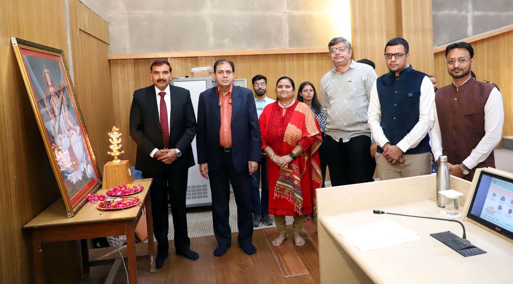 सड़क सुरक्षा पर शुरू हुई दो दिवसीय कार्यशाला का शुभारंभ करते मुख्यातिथि कुलपति प्रो. नरसीराम बिश्नोई। सड़क सुरक्षा पर शुरू हुई दो दिवसीय कार्यशाला का शुभारंभ करते मुख्यातिथि कुलपति प्रो. नरसीराम बिश्नोई।