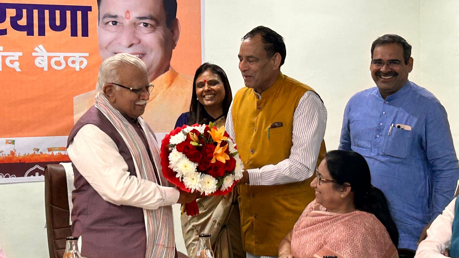हरियाणा भाजपा अध्यक्ष माेहन लाल बड़ाैली केंद्रीय मंत्री मनाेहर लाल का पंचकूला में स्वागत करते हुए हरियाणा भाजपा अध्यक्ष माेहन लाल बड़ाैली केंद्रीय मंत्री मनाेहर लाल का पंचकूला में स्वागत करते हुए