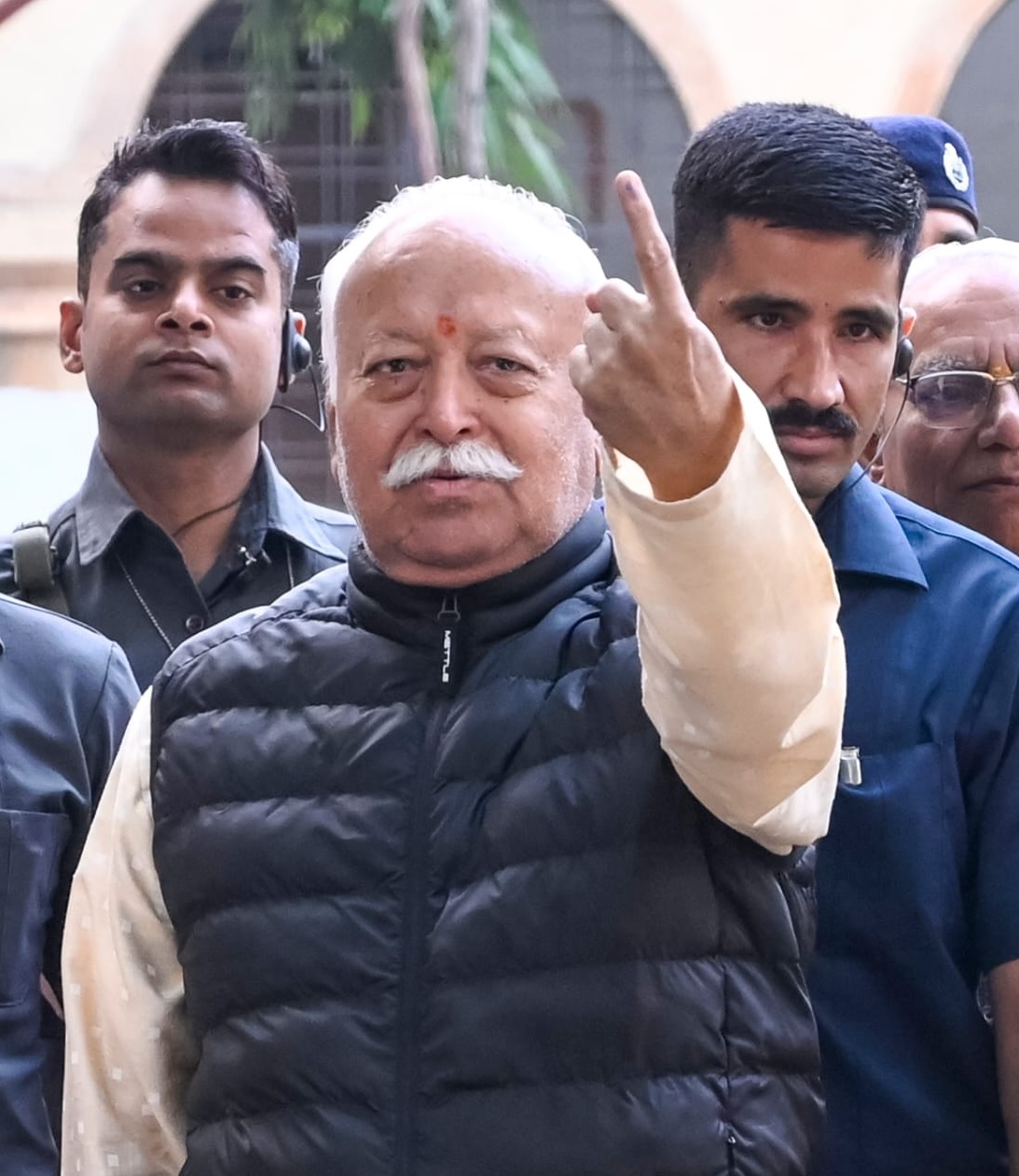 राष्ट्रीय स्वयंसेवक संघ के सर संघचालक डॉ. मोहन भागवत ने सुबह 7 बजे भाऊजी दफ्तरी स्कूल के बूथ में मतदान किया। राष्ट्रीय स्वयंसेवक संघ के सर संघचालक डॉ. मोहन भागवत ने सुबह 7 बजे भाऊजी दफ्तरी स्कूल के बूथ में मतदान किया।