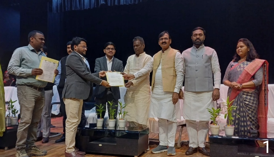 नियुक्ति पत्र बांटते अतिथि नियुक्ति पत्र बांटते अतिथि