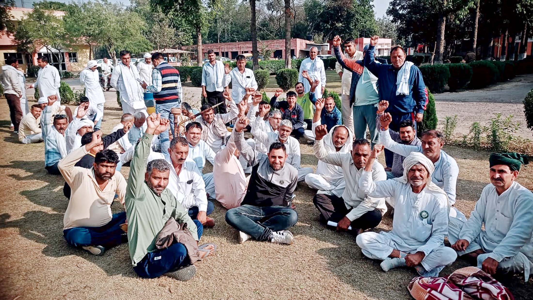 शुगर मिल शुरू न होने पर रोष जताते हुए भाकियू पदाधिकारी व कार्यकर्ता। शुगर मिल शुरू न होने पर रोष जताते हुए भाकियू पदाधिकारी व कार्यकर्ता।