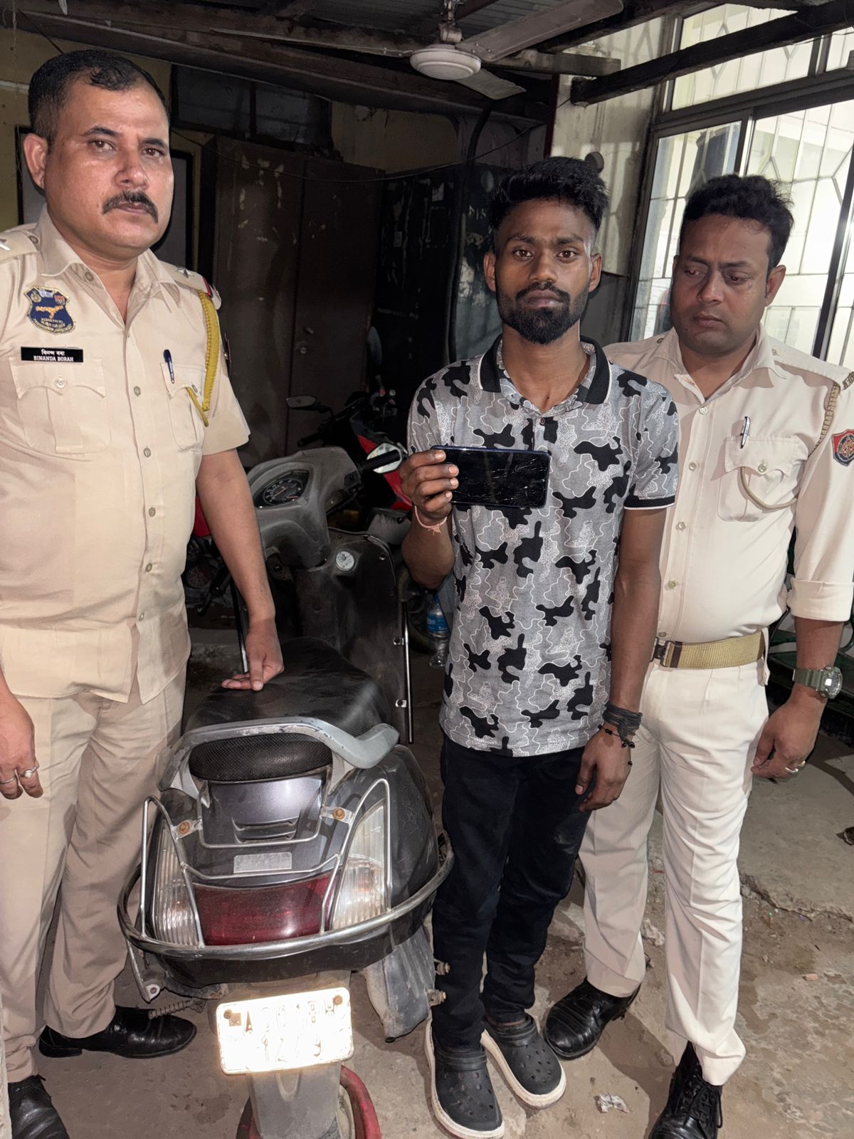स्नैचिंग मामले में दो स्विगी डिलीवरी बॉय गिरफ्तार स्नैचिंग मामले में दो स्विगी डिलीवरी बॉय गिरफ्तार
