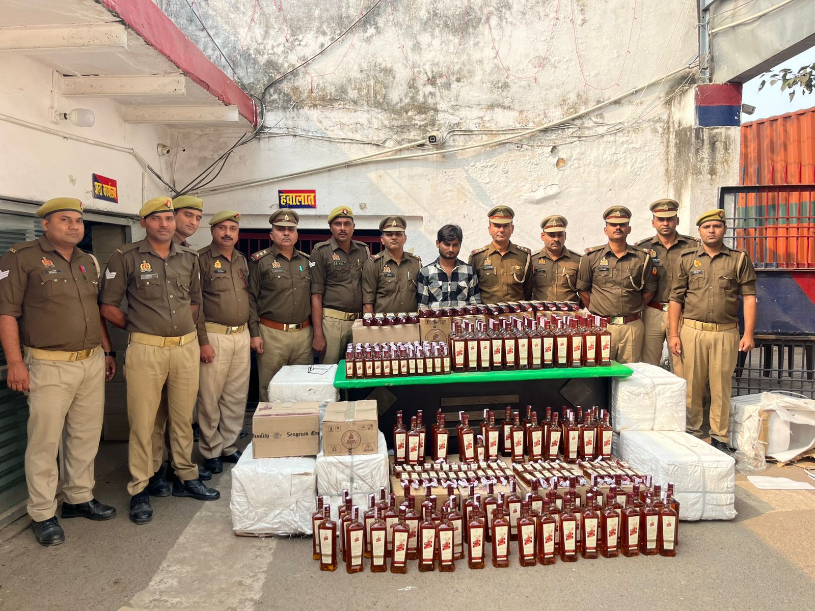 पुलिस टीम की गिरफ्त में अभियुक्त पुलिस टीम की गिरफ्त में अभियुक्त