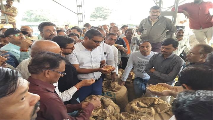 कलेक्टर ने कृषि उपज मंडी लक्ष्मीबाई नगर का किया निरीक्षण कलेक्टर ने कृषि उपज मंडी लक्ष्मीबाई नगर का किया निरीक्षण