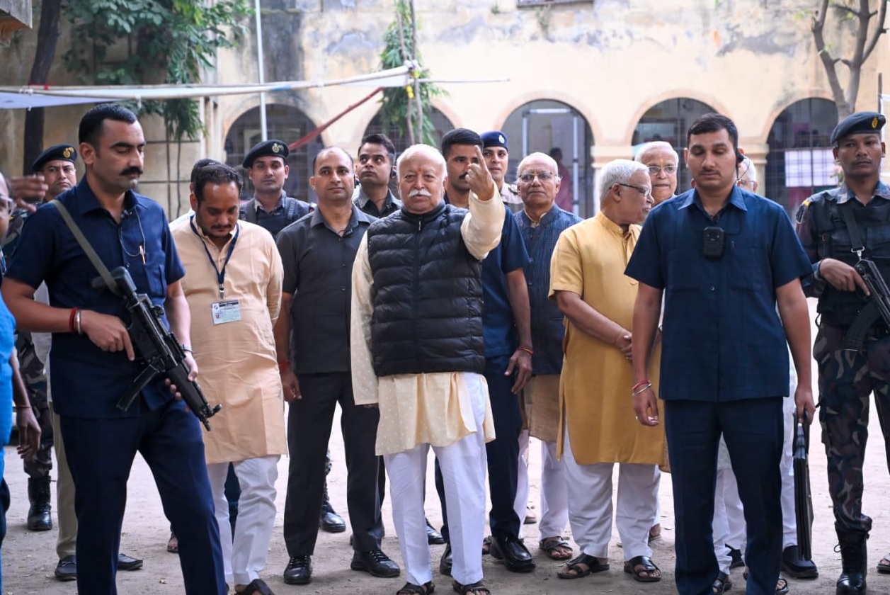 राष्ट्रीय स्वयंसेवक संघ के सर संघचालक डॉ. मोहन भागवत ने सुबह 7 बजे भाऊजी दफ्तरी स्कूल के बूथ में मतदान किया। राष्ट्रीय स्वयंसेवक संघ के सर संघचालक डॉ. मोहन भागवत ने सुबह 7 बजे भाऊजी दफ्तरी स्कूल के बूथ में मतदान किया।