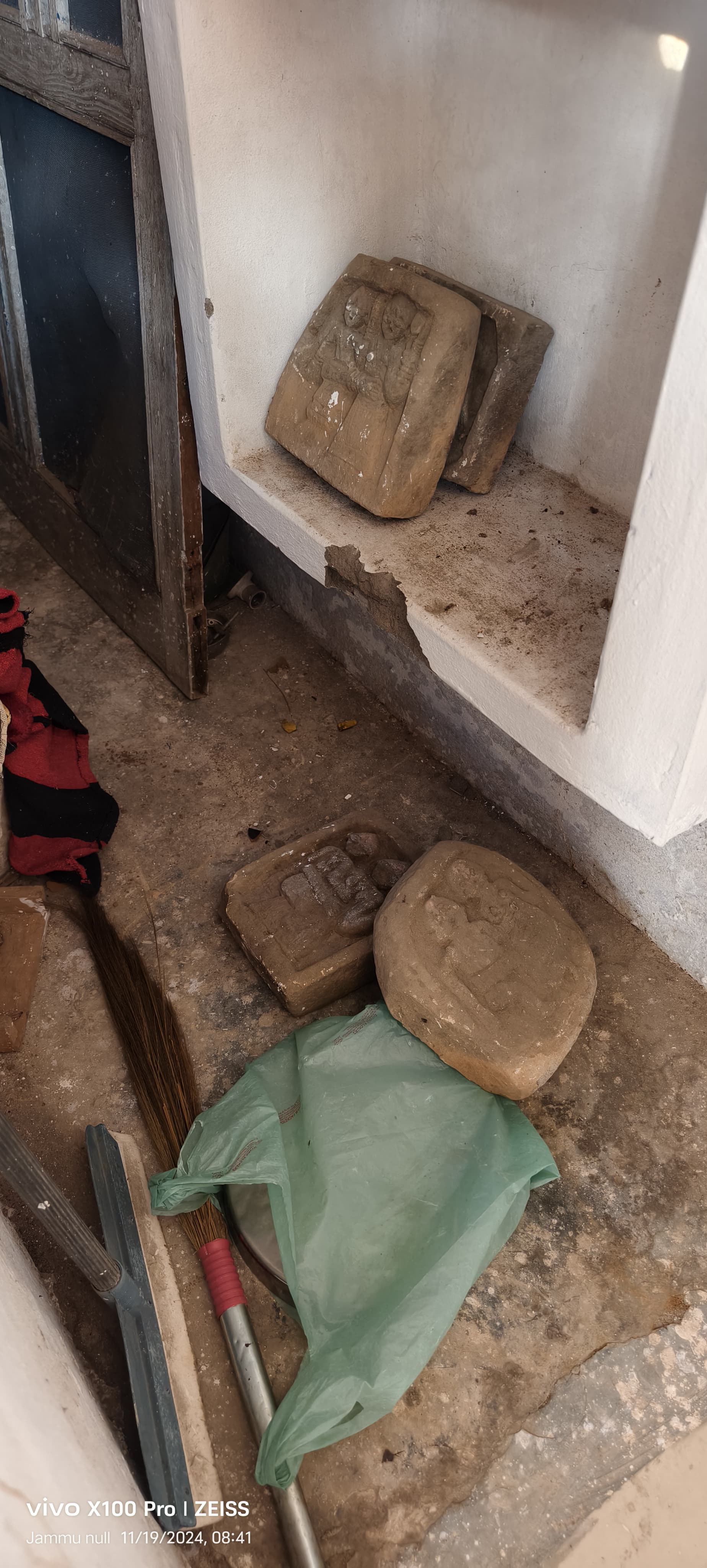 उपद्रवियों ने तोड़फोड़ की, नशीली दवाओं का सेवन किया; पुलिस की निष्क्रियता से समुदाय में आक्रोश उपद्रवियों ने तोड़फोड़ की, नशीली दवाओं का सेवन किया; पुलिस की निष्क्रियता से समुदाय में आक्रोश