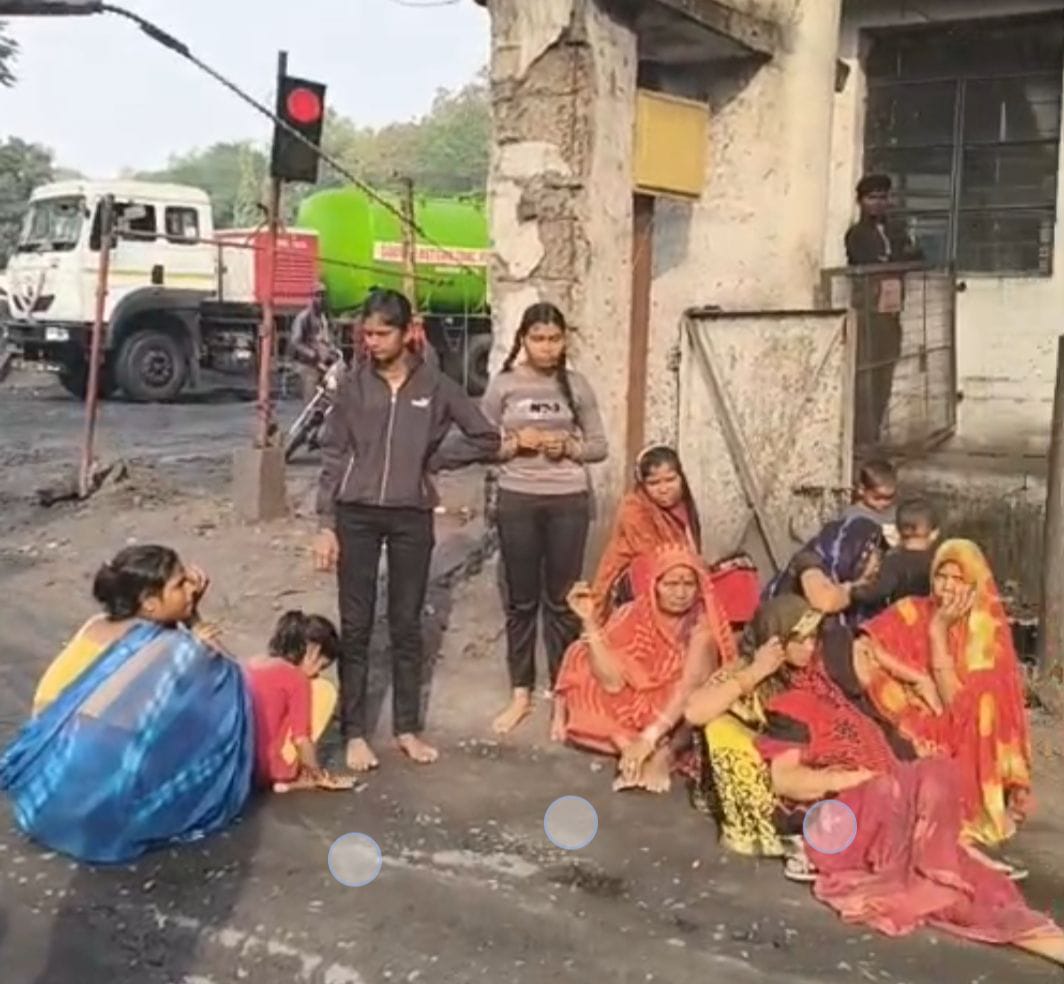 गेट के बाहर बैठे परिजन गेट के बाहर बैठे परिजन