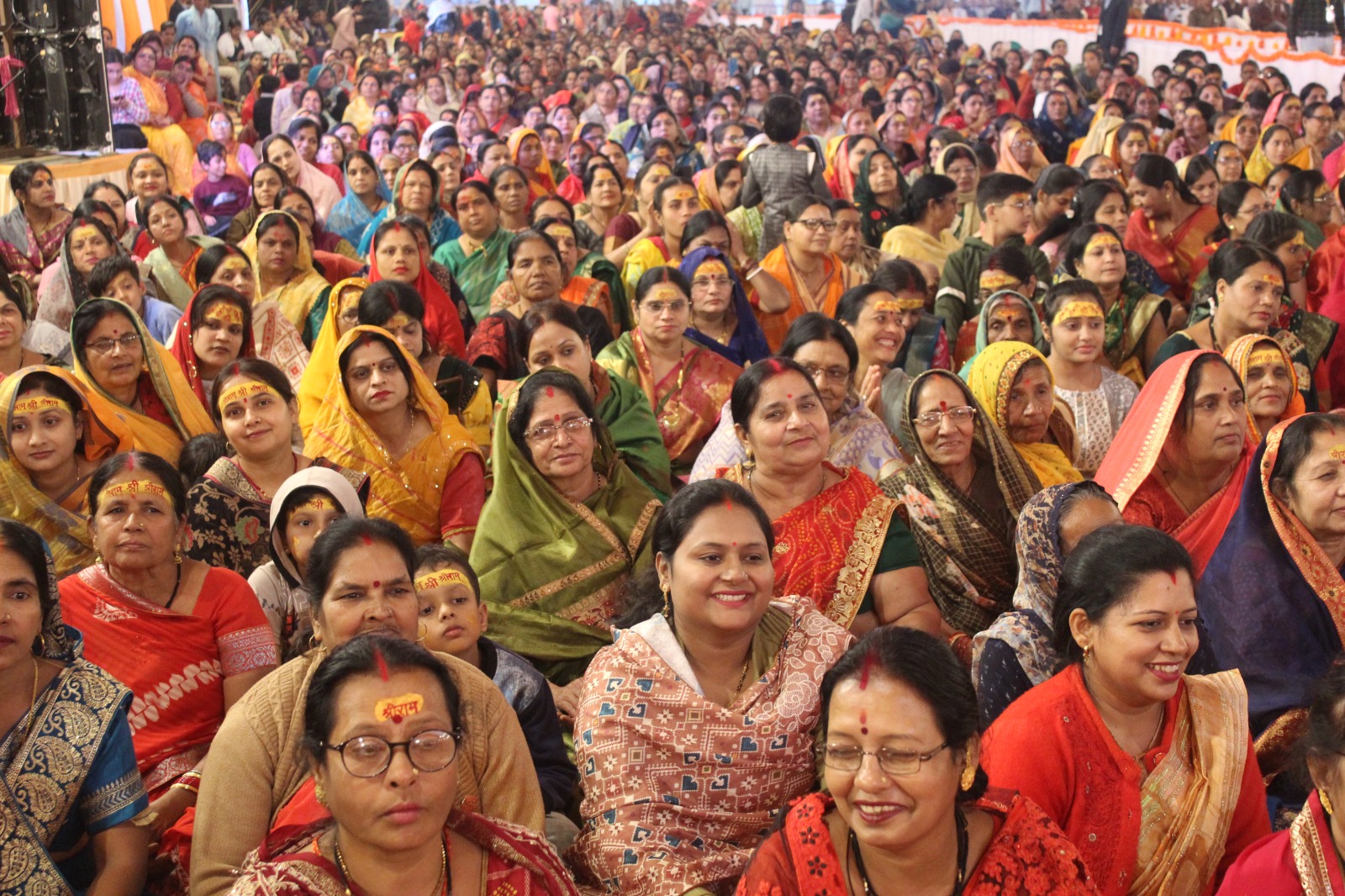 कथा का श्रवण करते लोग कथा का श्रवण करते लोग
