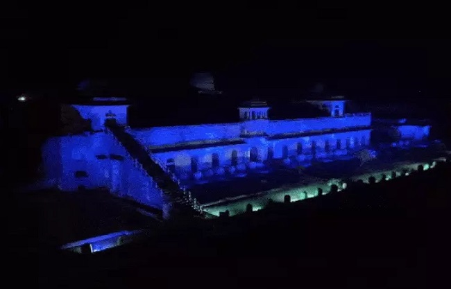 मांडू का जहाज महल नीली रोशनी से जगमग