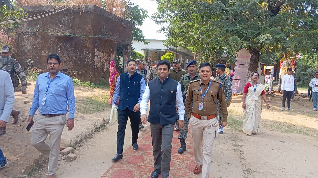बूथ पर निरीक्षण करने पहुंचे अधिकारी