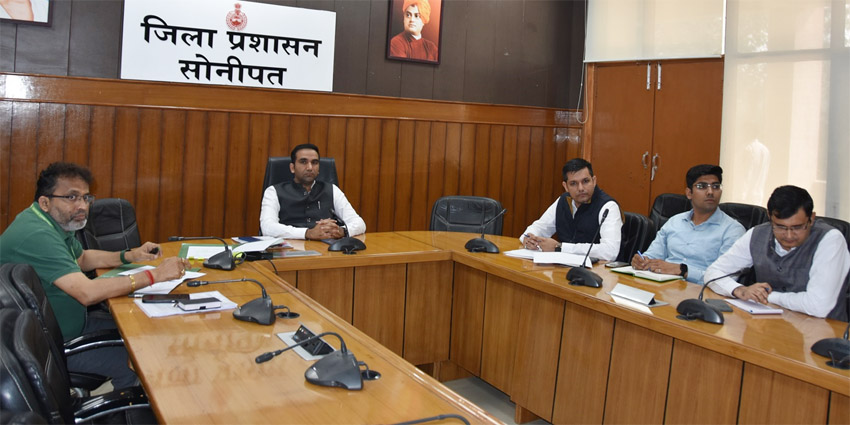 20 Snp-3 सोनीपत: । उपायुक्त डॉ. मनोज कुमार अधिकारयों की बैठक लेते हुए। 20 Snp-3 सोनीपत: । उपायुक्त डॉ. मनोज कुमार अधिकारयों की बैठक लेते हुए।