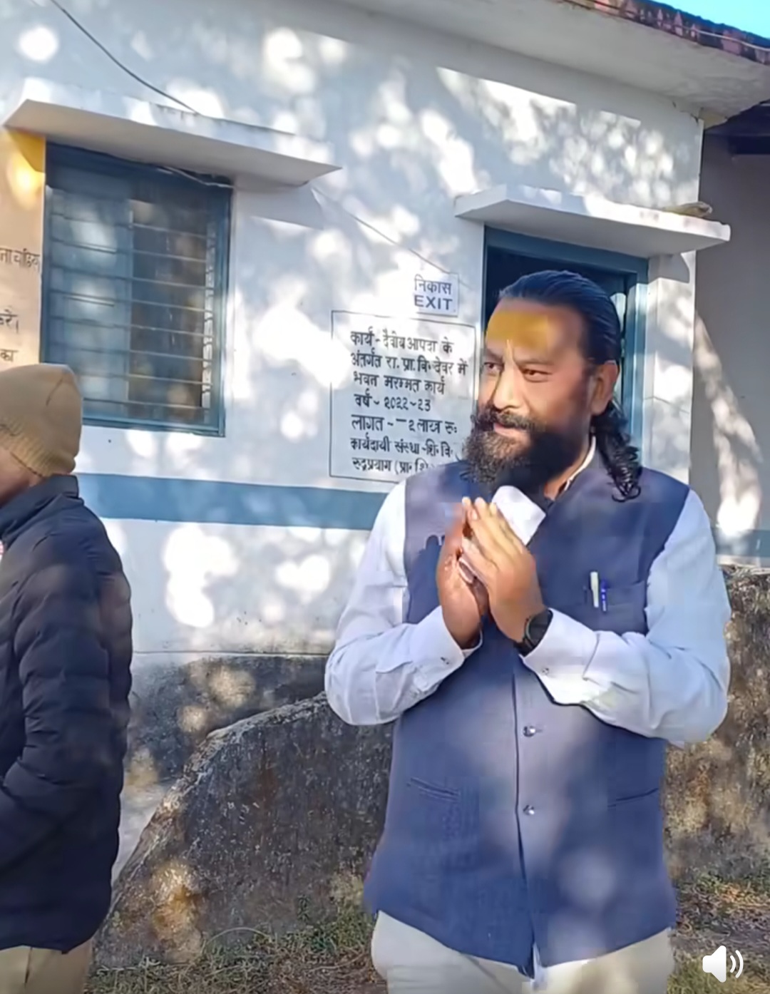 अपने बूथ पर मताधिकार का प्रयोग करते आशा , मनोज और त्रिभुवन। वोट अपने बूथ पर मताधिकार का प्रयोग करते आशा , मनोज और त्रिभुवन। वोट