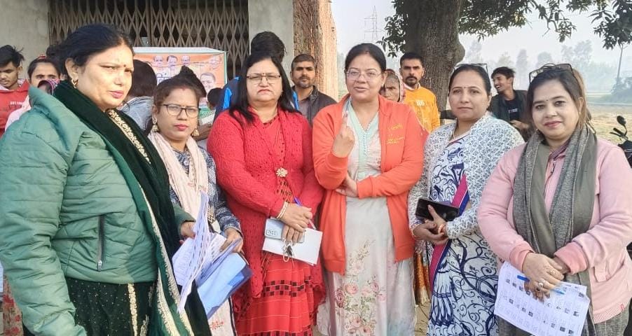 कुंदरकी विधानसभा उप निर्वाचन में वोट डालने के बाद उंगली पर स्याही का निशान दिखाई भाजपा नेत्री जिला पंचायत अध्यक्ष डॉ शेफाली सिंह चौहान। कुंदरकी विधानसभा उप निर्वाचन में वोट डालने के बाद उंगली पर स्याही का निशान दिखाई भाजपा नेत्री जिला पंचायत अध्यक्ष डॉ शेफाली सिंह चौहान।