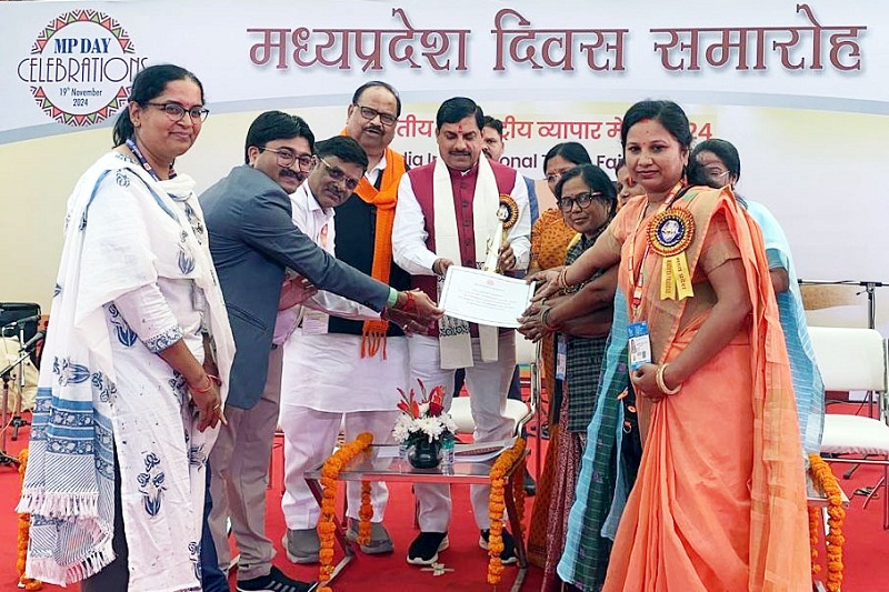शहरी स्व-सहायता समूह को पुरस्कृत करते हुए मुख्यमंत्री शहरी स्व-सहायता समूह को पुरस्कृत करते हुए मुख्यमंत्री