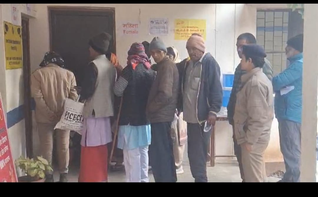 केदारनाथ उपचुनाव में मतदान के लिए लाईन में लगे मतदाता। केदारनाथ उपचुनाव में मतदान के लिए लाईन में लगे मतदाता।