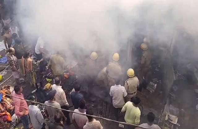 आग से कई दुकानें जलकर राख आग से कई दुकानें जलकर राख