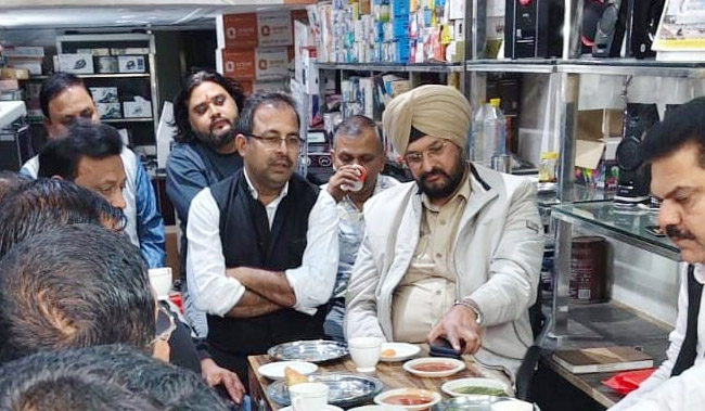 20 Snp-1 सोनीपत: नपाध्यक्ष अरुण त्यागी व थाना प्रभारी जसपाल सिंह व्यापार मंडल के साथ बैठक करते हुए। 20 Snp-1 सोनीपत: नपाध्यक्ष अरुण त्यागी व थाना प्रभारी जसपाल सिंह व्यापार मंडल के साथ बैठक करते हुए।