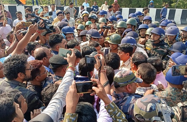 बेलडांगा में भाजपा प्रदेश अध्यक्ष का काफिला पुलिस ने रोका बेलडांगा में भाजपा प्रदेश अध्यक्ष का काफिला पुलिस ने रोका