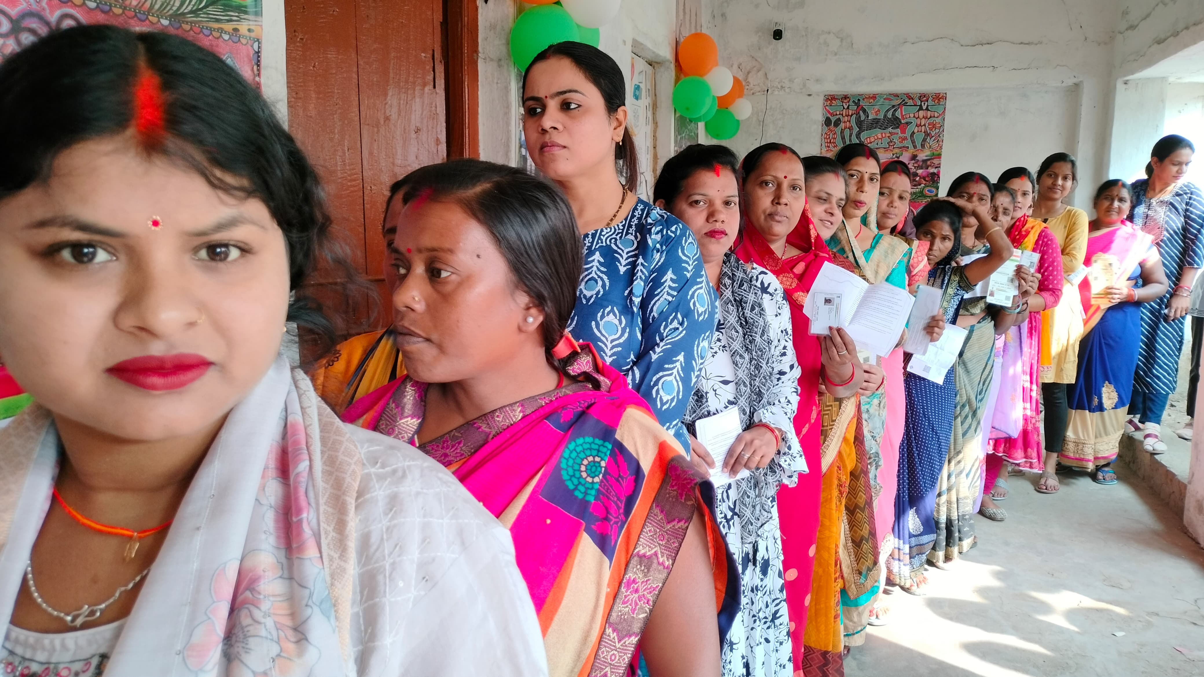 वोट डालने के लिए मतदाताओं की लगी कतार वोट डालने के लिए मतदाताओं की लगी कतार