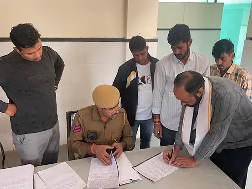 मृतक किशनलाल के भाई हंसराज ने आरोपी दिलीप के खिलाफ मामला दर्ज कराया है। मृतक किशनलाल के भाई हंसराज ने आरोपी दिलीप के खिलाफ मामला दर्ज कराया है।