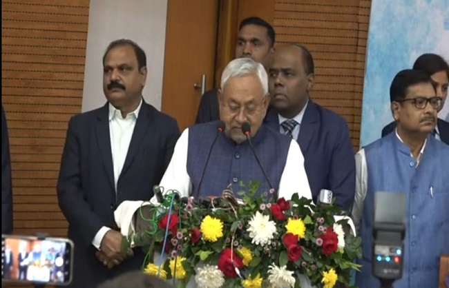 मुख्यमंत्री पटना में शिक्षकों को नियुक्ति पत्र वितरण के दौरान संबोधित करते मुख्यमंत्री पटना में शिक्षकों को नियुक्ति पत्र वितरण के दौरान संबोधित करते